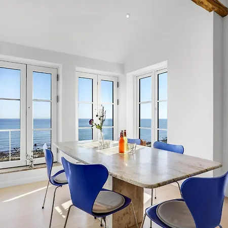 2 Bedroom Beautiful In Hébergement de vacances *